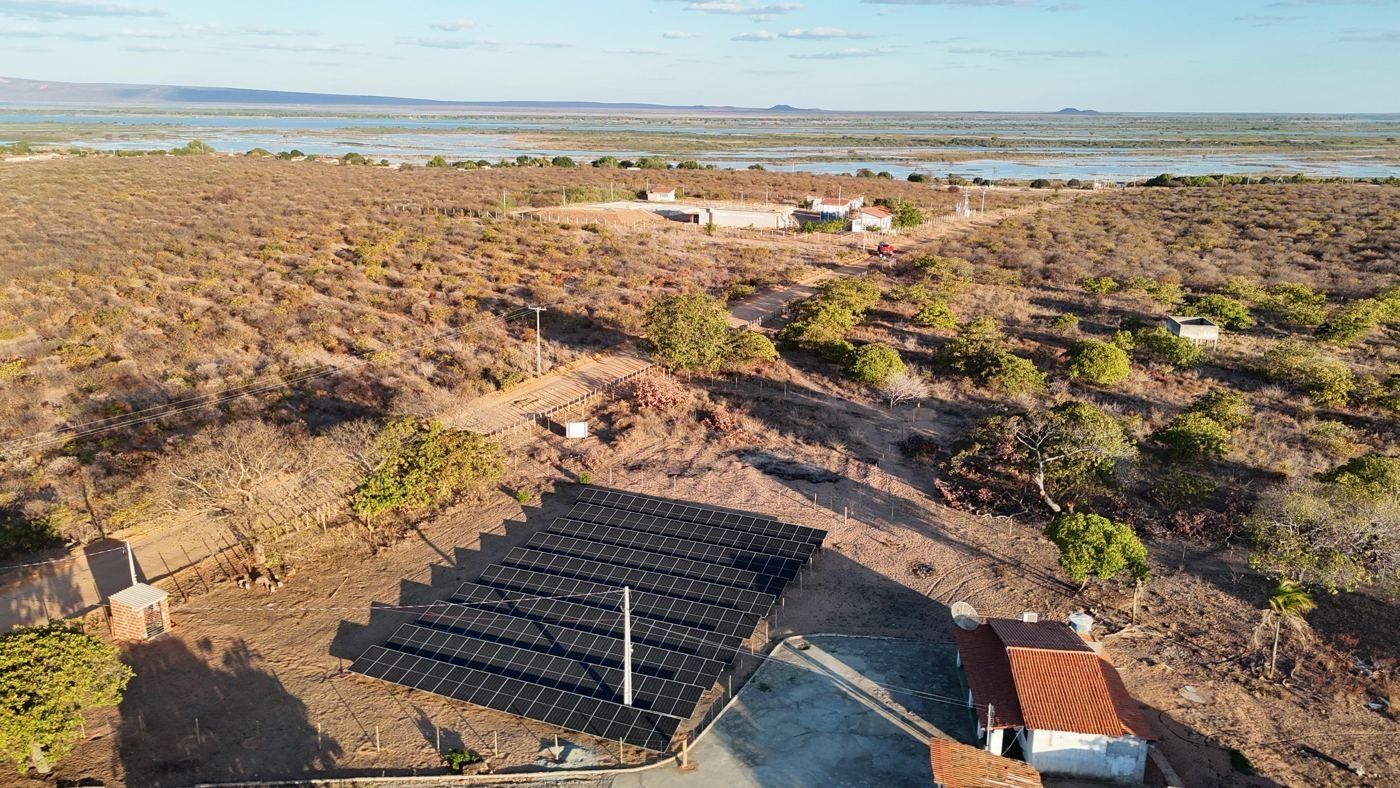 Usina solar e área da fazenda vistas por drone